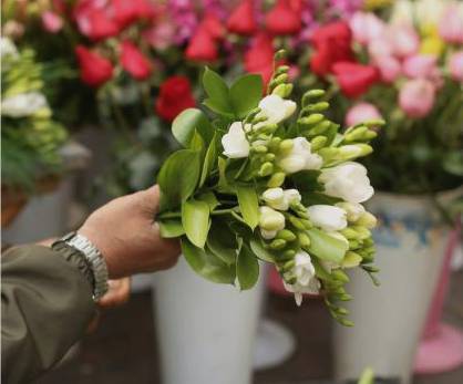 Student arranging bouquet